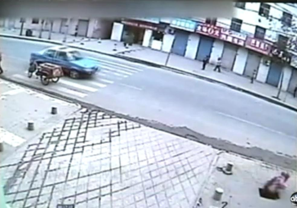 Asfalt de 2 yuani in China. Momentul in care unei tinere ii fuge pamantul de sub picioare. VIDEO