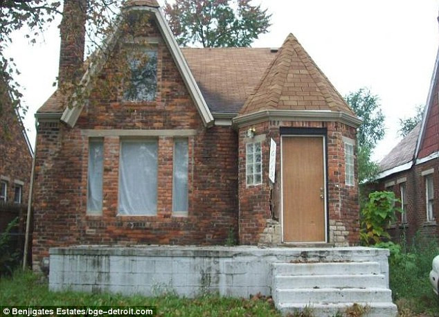 Vanezi o afacere buna? 500 de dolari o casa cu trei dormitoare. GALERIE FOTO