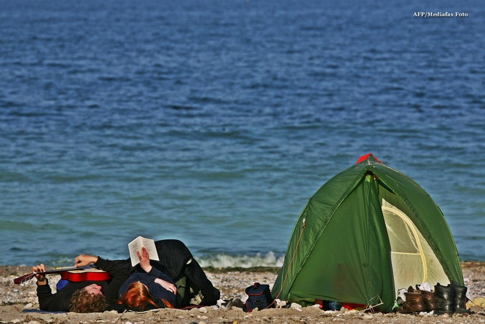 Hotii n-au vacanta in Vama Veche. Patru tineri, prinsi de politisti cand faceau "cheta" prin corturi