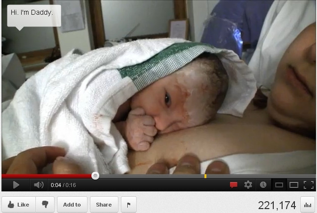 Dupa doar 15 minute de la nastere o fetita a facut un gest incredibil. "Tatal ei a ramas mut". VIDEO