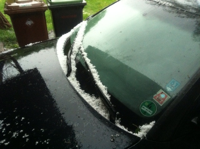 Cum a plouat cu grindina la Ramnicu Valcea. Imagini trimise de pe iPhone. VIDEO