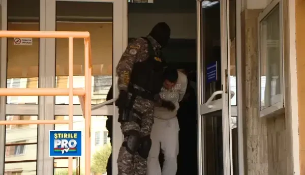 Momiti cu locuri de munca , zeci de romani au fost obligati sa faca pantomima pe strazile din Italia