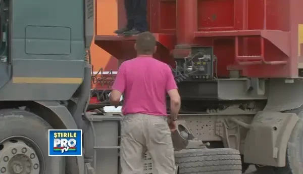 Impact puternic pe DN 7 intre un camion si un autoturism marca Hyundai. Ambele s-au facut zob