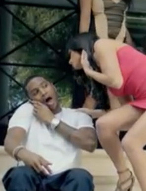 VIDEO. Cel mai rusinos moment pentru o femeie. Scaparea din videoclip a fost vazuta de intreaga lume