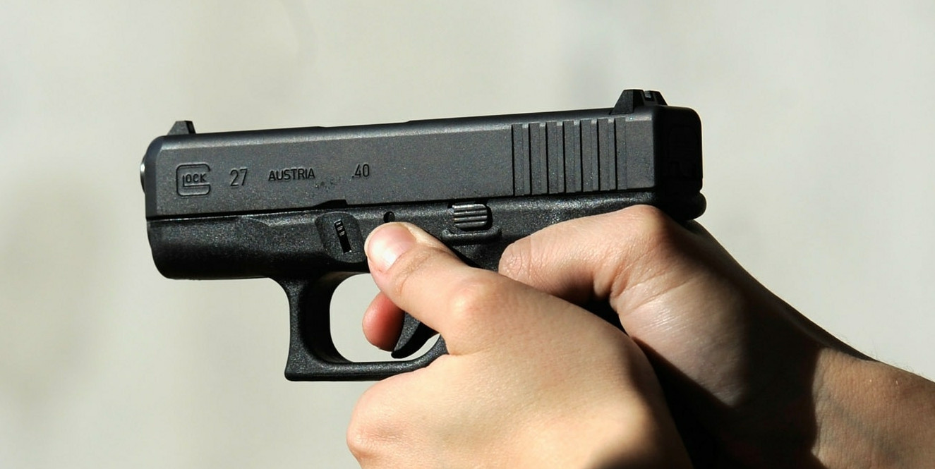 Un elev de 16 ani din Bucuresti este cercetat de politisti dupa ce a tras cu pistolul intr-o vitrina