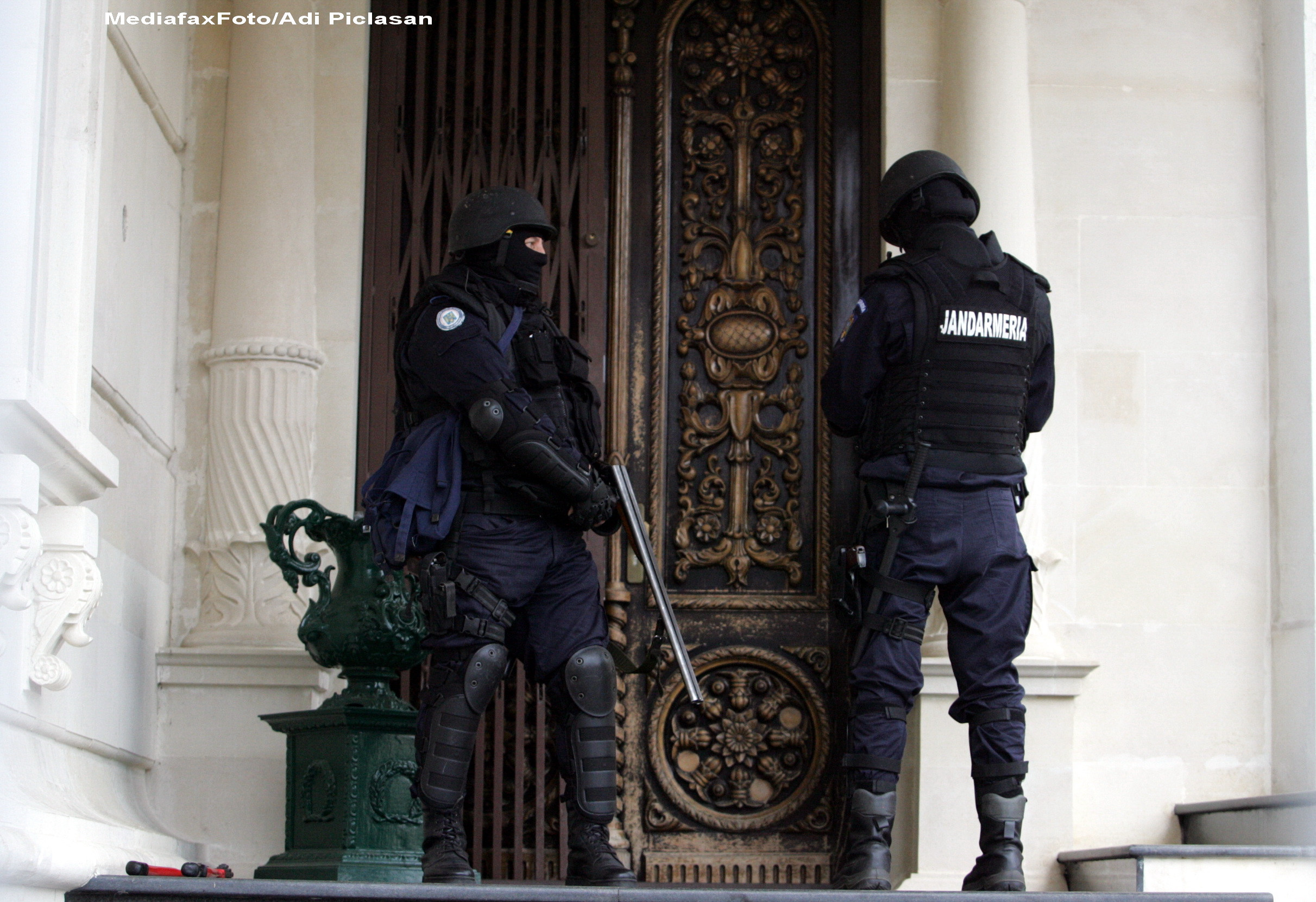 STENOGRAME. Judecatorul Stan Mustata si-ar fi negociat MITA chiar si in toaleta Curtii de Apel. Tragea apa ca sa nu fie auzit