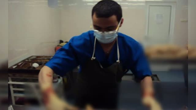 A postat pe Facebook poze de la o autopsie. Medicul din Galati e cercetat acum de Colegiul Medicilor