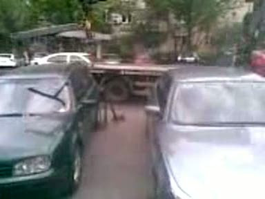 VIDEO. Prioritatea de "smecher" in Capitala. Un BMW seria 5 e SARIT de firma care ridica masinile