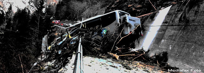 Gropile de pe DN 73, cauza accidentului din Arges, unde un autobuz a cazut de pe o pasarela