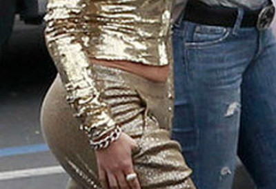 Detaliul din aceasta imagine a bagat o diva in depresie. Cantareata care se "scurge" peste pantaloni