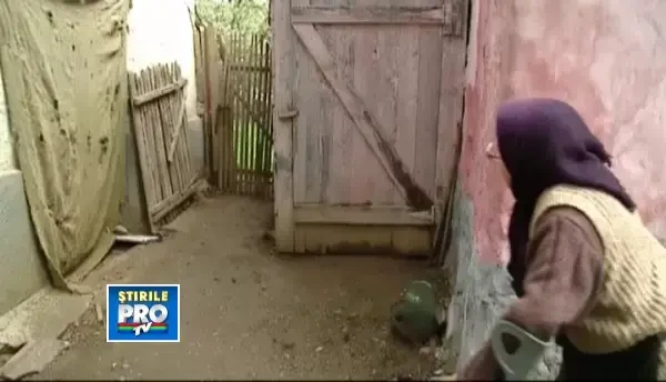 O batrana de 86 de ani a fost jefuita. Hotii i-au devastat camara cu alimente