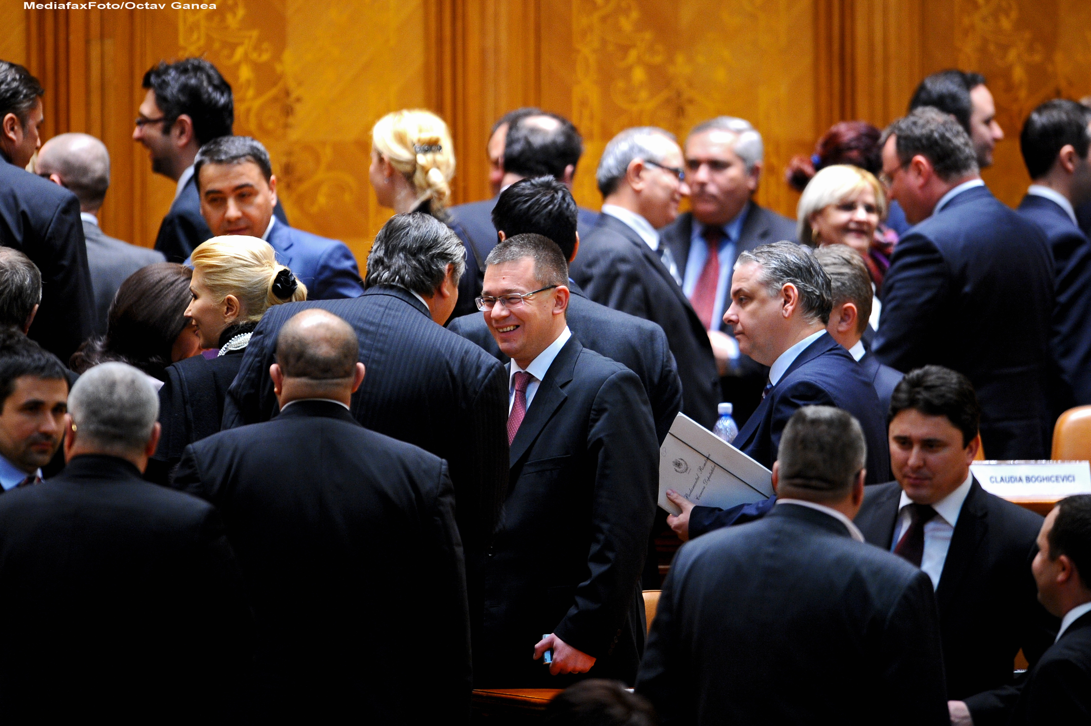 USL il someaza public pe Ungureanu sa comunice Parchetului numele parlamentarilor "cumparati"