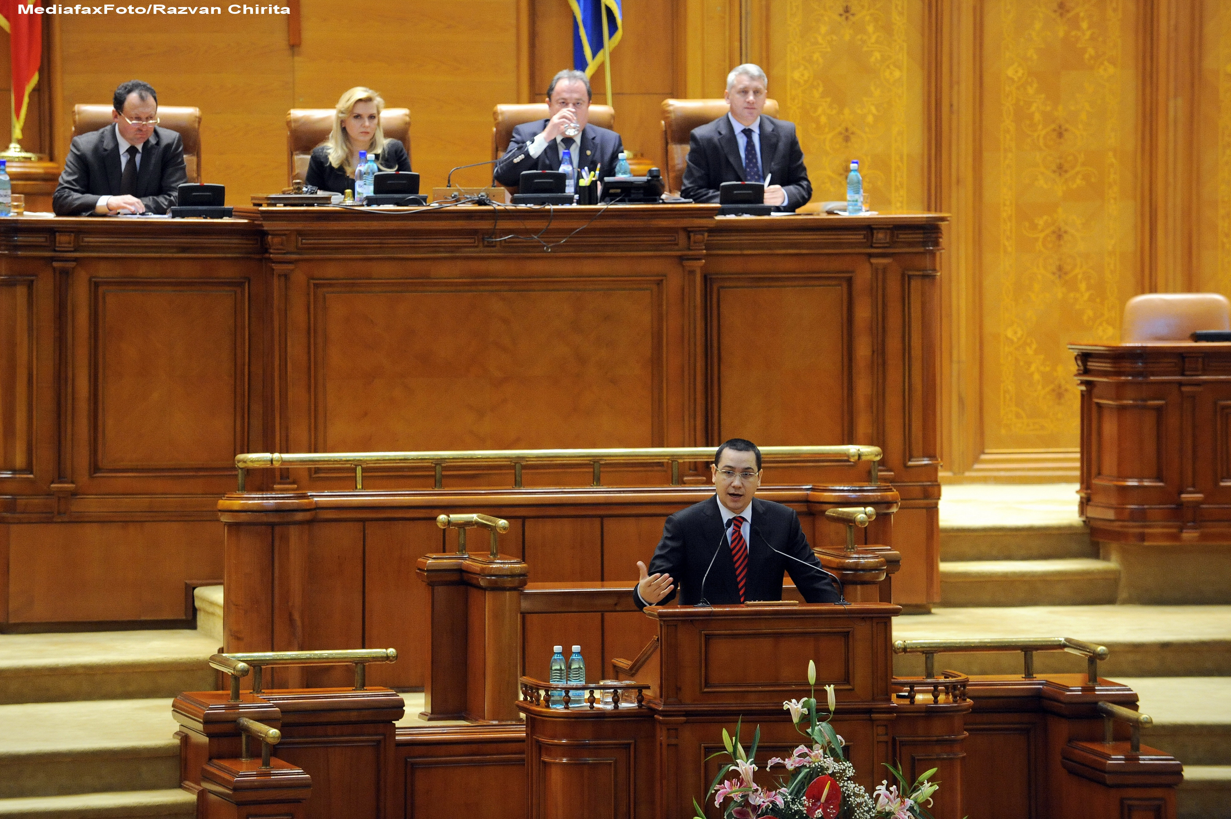 Ponta cere Parlamentului sa decida cine va merge la Consiliul European din 28 iunie: el sau Basescu