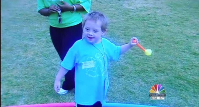 O mama, cu lacrimi in ochi dupa ce Facebook i-a sters pozele fiului sau si i-a blocat contul