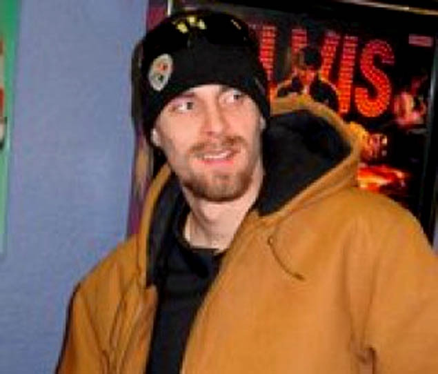 Un barbat a murit in timp ce incerca sa curete un butoias de bere