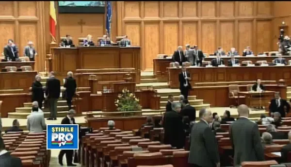 MOTIUNEA DE CENZURA a fost adoptata cu 235 de voturi. Guvernul Ungureanu a cazut