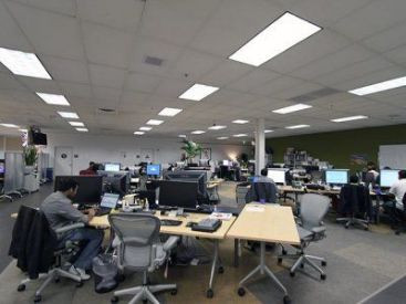 Compania care isi plateste angajatii fara experienta cu 5.000 dolari. Cum atrage Facebook talentele