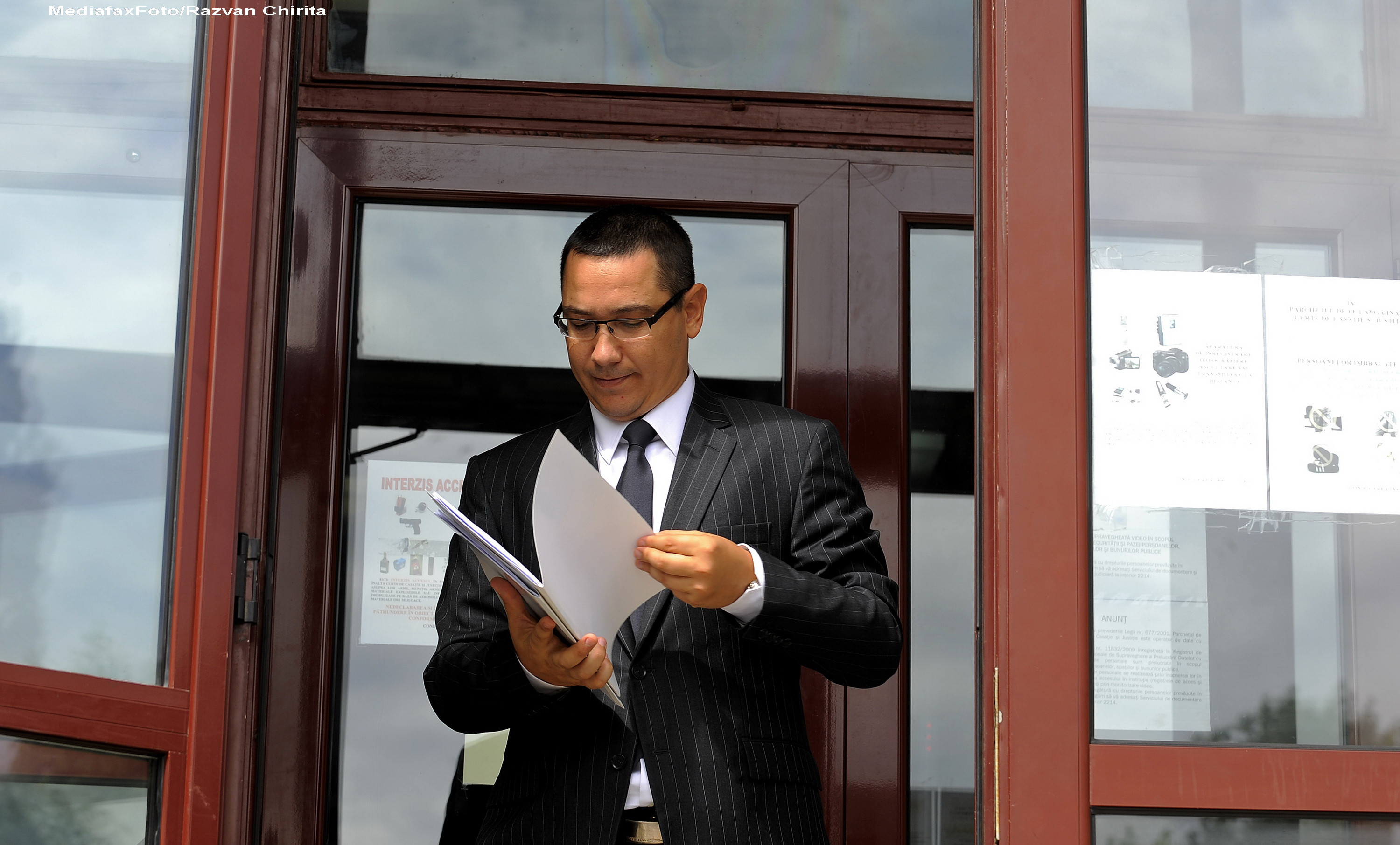 Victor Ponta a vandut in martie doua bunuri imobile in valoare totala de 210.000 de euro