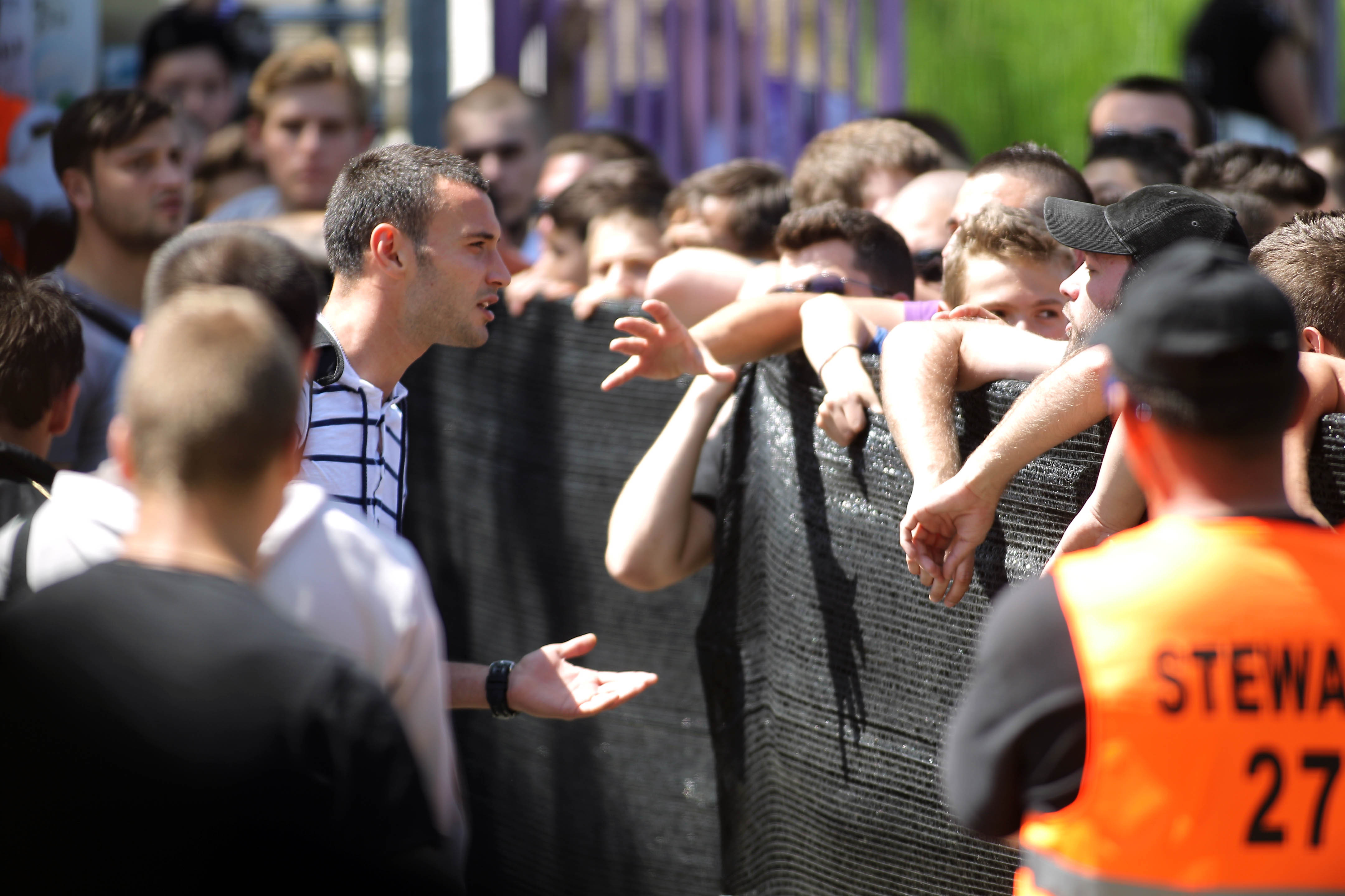 Poli, intrata in mafia pariurilor? Galeria i-a acuzat pe jucatorii timisoreni de blat!