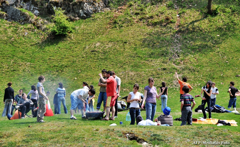 Tara, inecata de fum de gratare si miros de mititei.Cum au petrecut romanii care nu au ajuns la mare