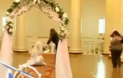 Mireasa goala in fata altarului si socrul mare cu pantalonii la glezne. Imagini cu nunti de cosmar