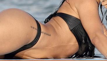 Pozitia care nu o avantajeaza. Cum a ajuns pielea vedetei sa aiba un astfel de aspect. FOTO