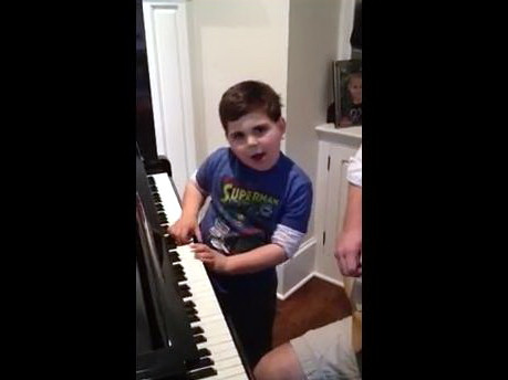 Spectacolul vietii. La numai 6 ani, un copil autist canta PERFECT la pian din Billy Joel si Beatles