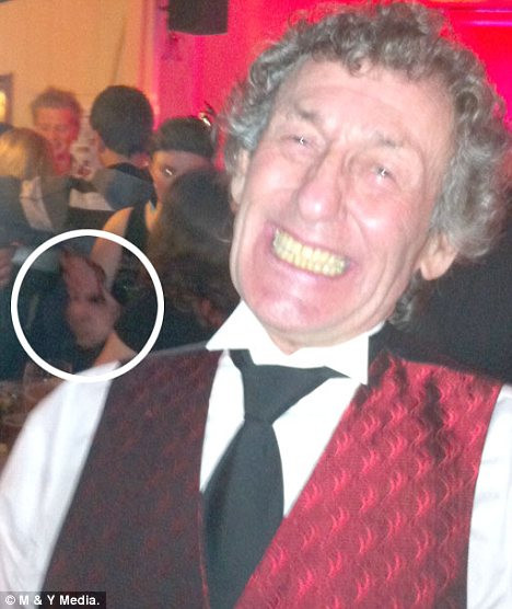 Fotografia care a bagat spaima in petrecareti. Fantoma unui barman, surprinsa in imagine