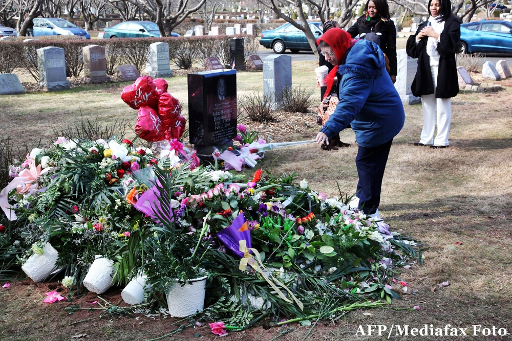 Sicriul lui Whitney Houston ar putea fi turnat in beton, pentru a nu fi profanat