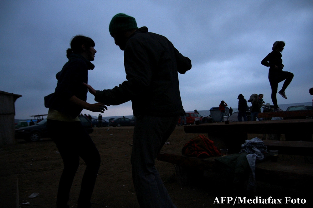 Eroii de la Vama Veche. Trei studenti romani strang gunoaiele pe plaja. Cunoaste-i pe Urmel si Grey