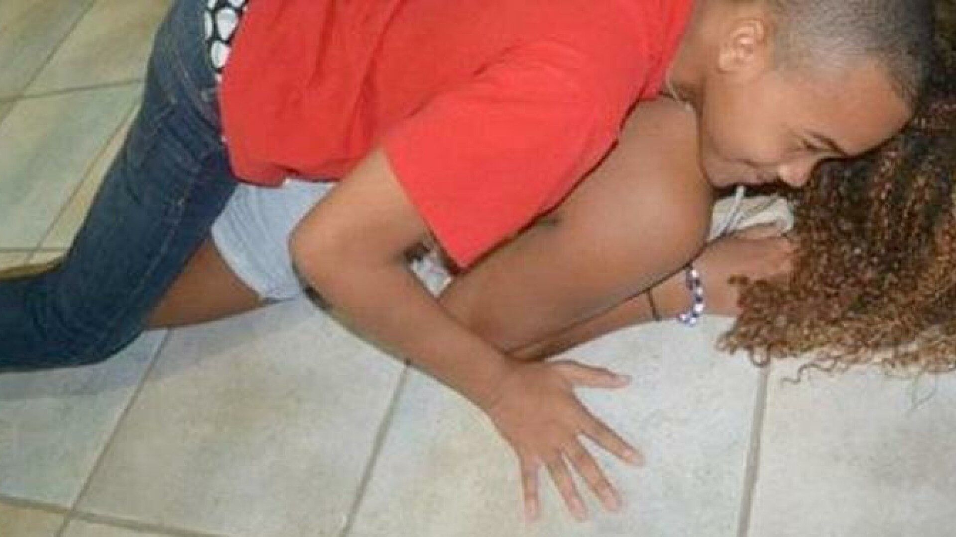 O imagine care trece de orice limita. E normal ca vedeta sa apara in asa ipostaza cu fratele ei?