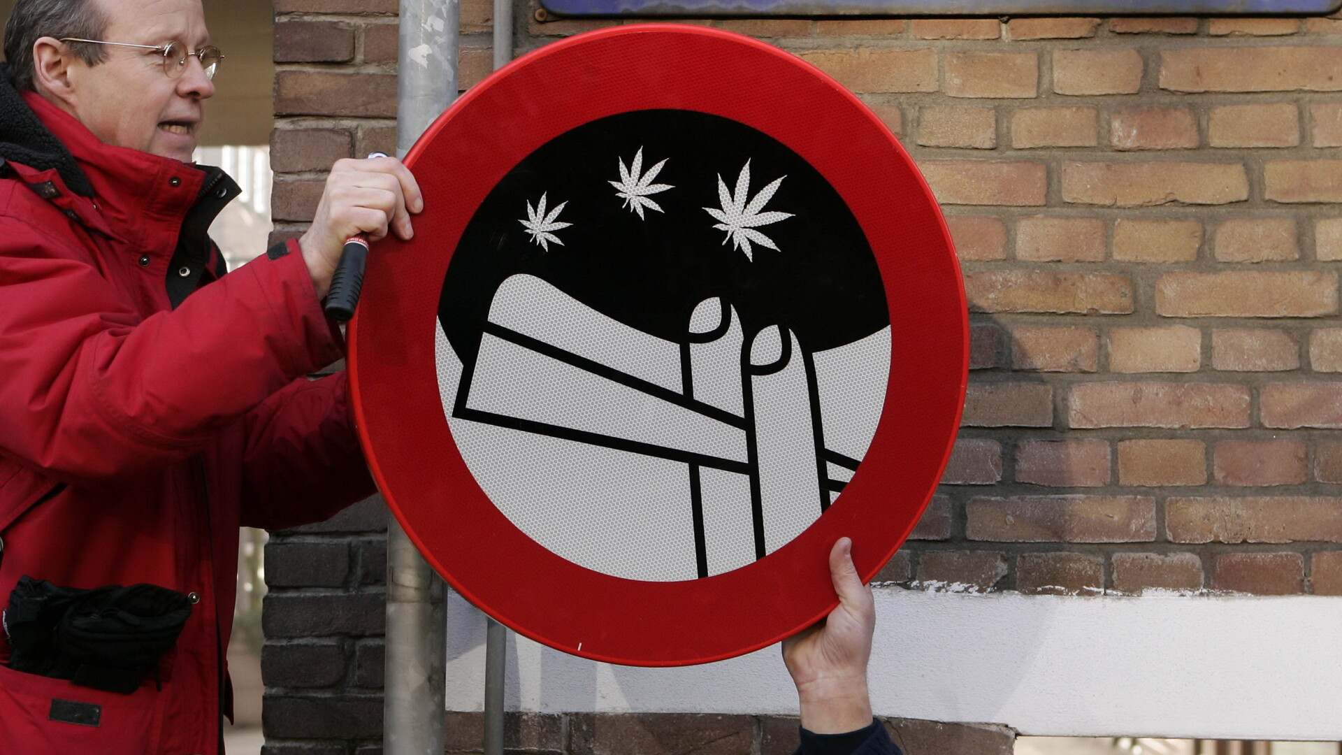 "Cardul canabis" a intrat in vigoare in Olanda. Proprietarii de cafenele sustin ca vor SFIDA legea