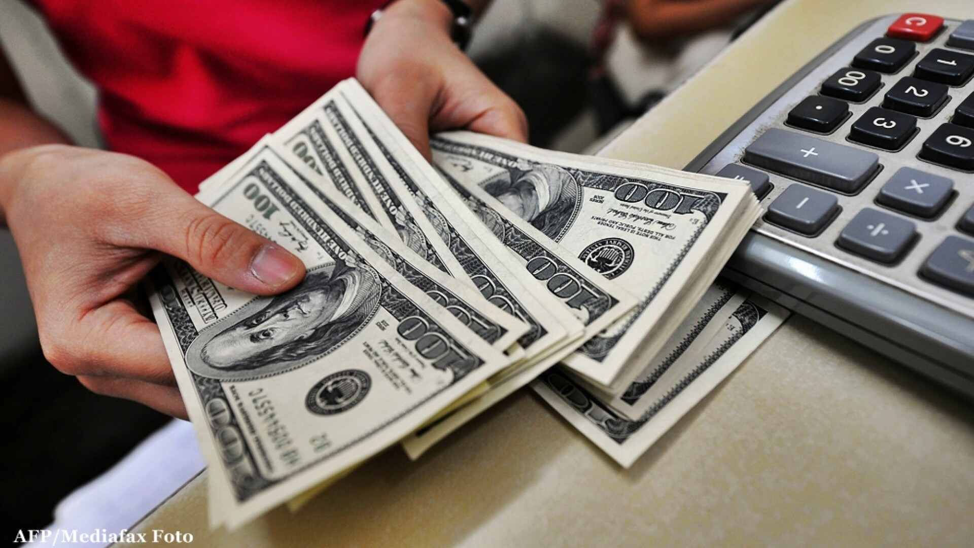 Euro a atins minimul ultimelor 21 de luni fata de dolar inaintea summitului liderilor UE