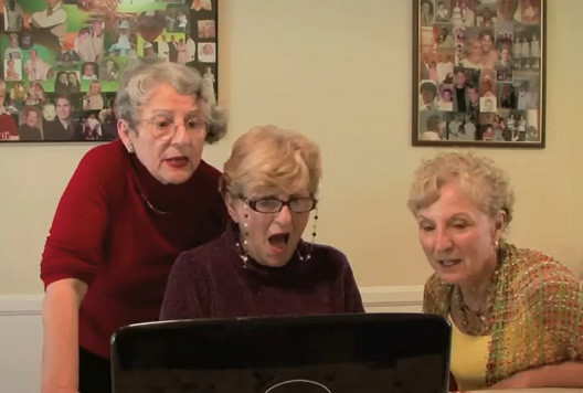 Viralul zilei. Ce vad aceste trei bunici pe internet de sunt socate. VIDEO