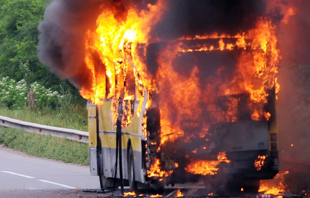 Un autocar cu turisti romani a luat foc in apropiere de statiunea bulgara Sunny Beach
