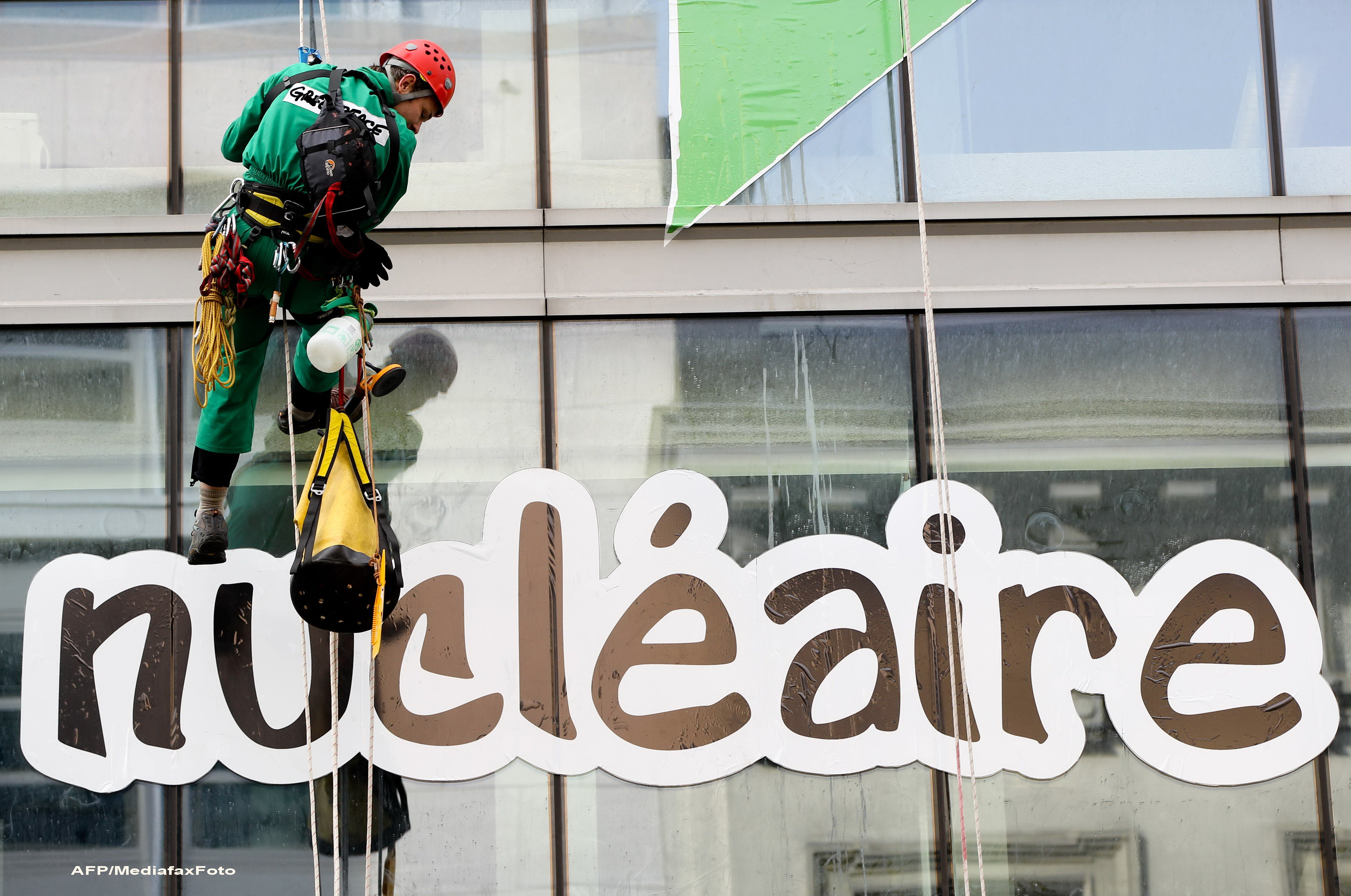 Un militant Greenpeace a survolat cu parapanta o centrala nucleara, a lansat o fumigena si a intrat