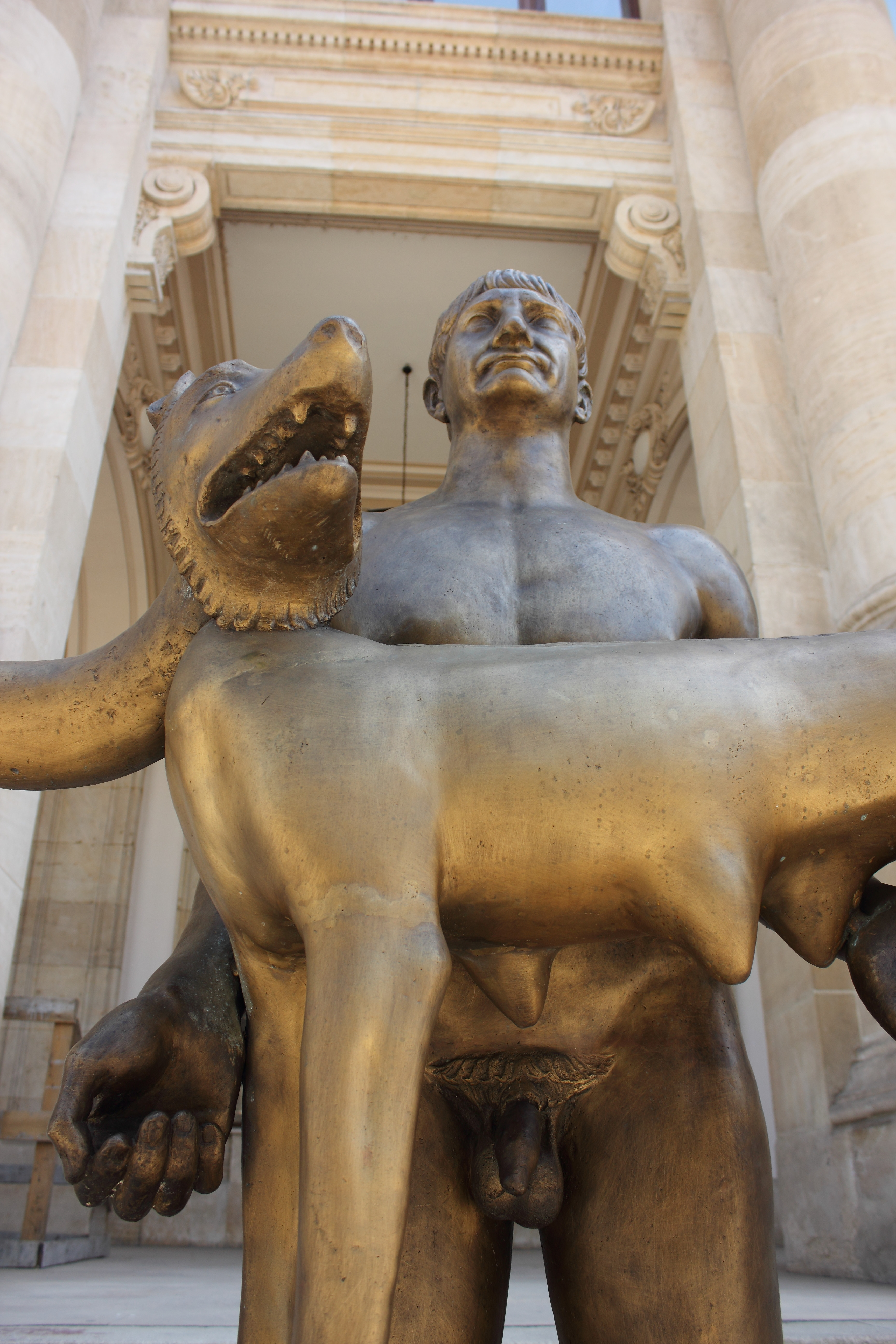 Statuia Imparatului Traian, subiect de glume si ironii. The Telegraph: Romanii rad de ea pe internet