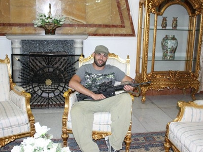 SUPER FOTO! S-a pozat in palatele lui Saddam si a postat pe Facebook! Vezi luxul din Irak: