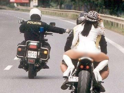 Cuplu pozat facand sex pe motocicleta, in timpul mersului. Ce s-a intamplat la cateva zile dupa aventura celor doi. FOTO