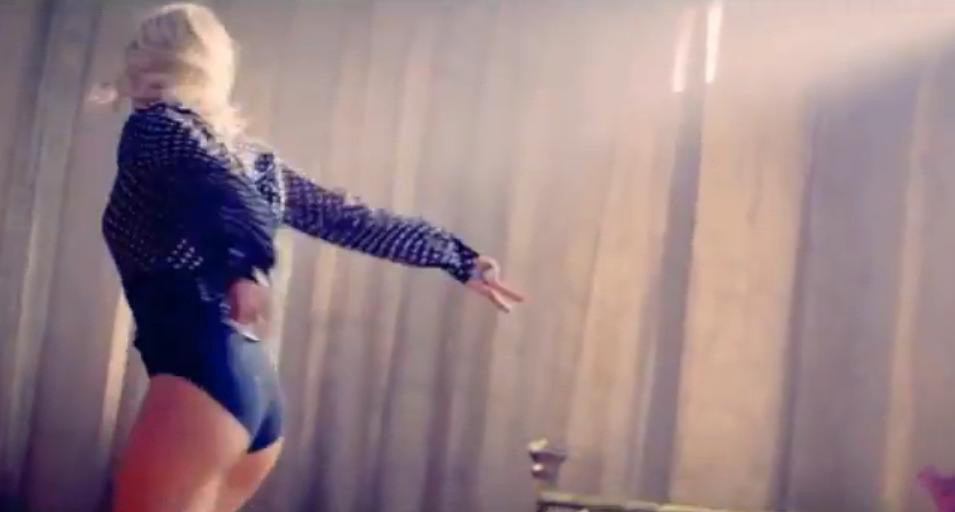 Shakira, SEXY si PROVOCATOARE in noul ei videoclip! VIDEO