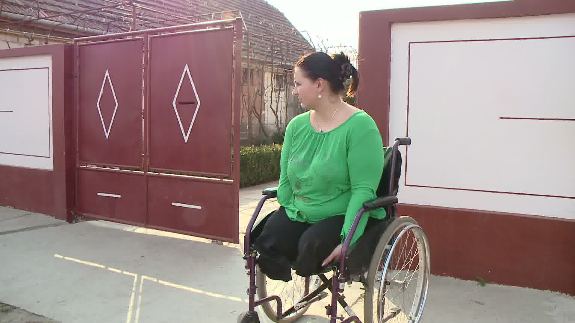 Lectia de supravietuire. Fara picioare si fara o mana, o tanara se bucura din plin de viata