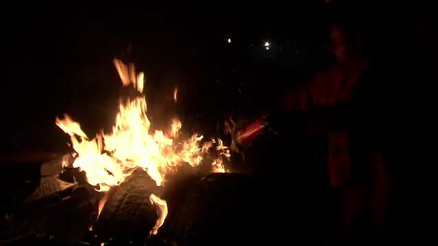 Prostia, pericol de moarte la Posada. Un pompier a vrut sa stinga un TIR incendiat cu ... COLA