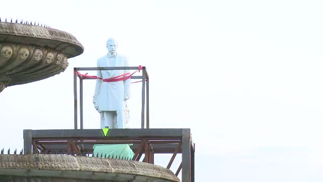 Cele 4 statui simbol ale Capitalei au blocat traficul la revenire. Parcarea subterana nu e insa gata