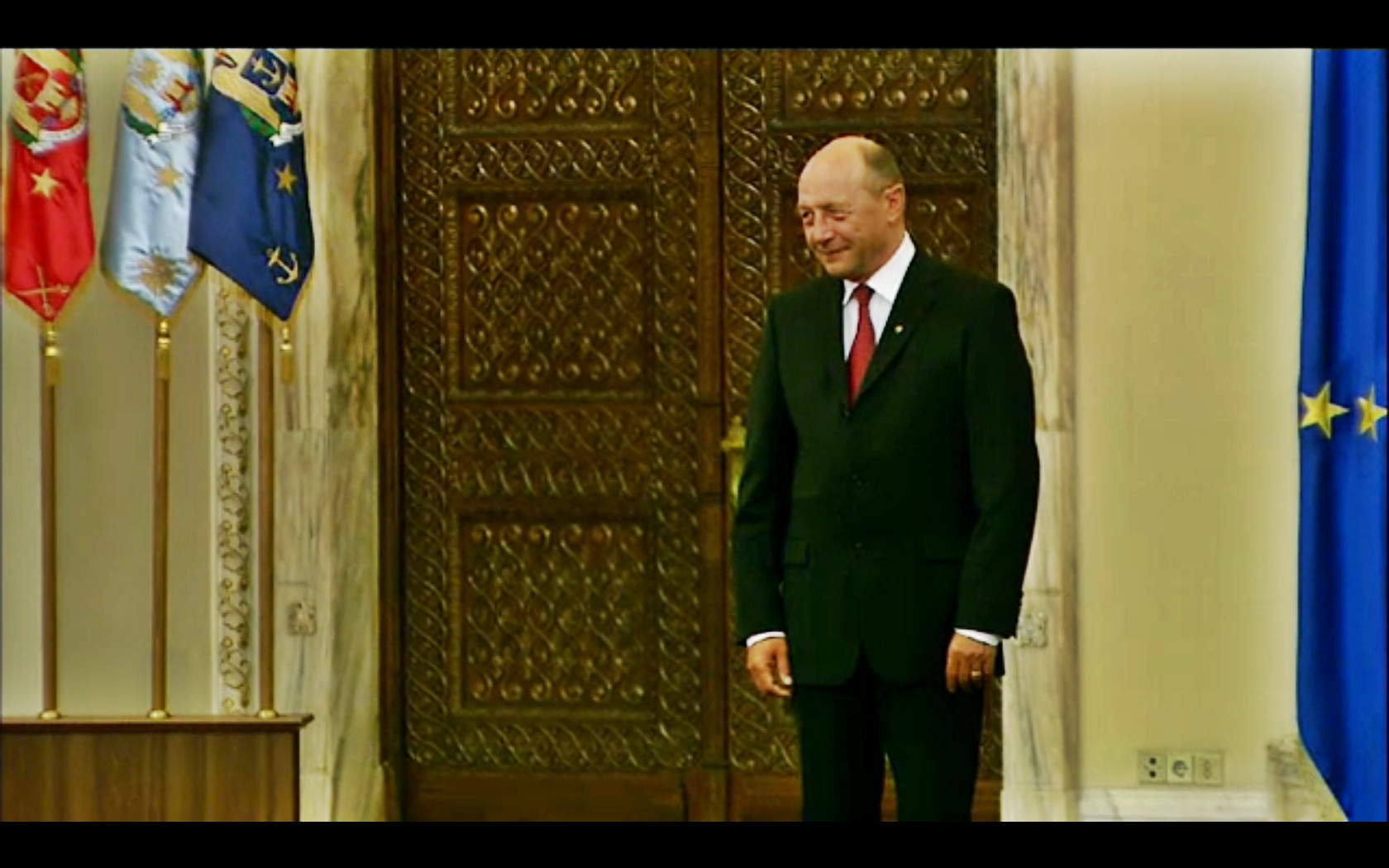 VIDEO. Basescu a refuzat initial sa-i stranga mana ministrului Marga, care il comparase cu Mussolini