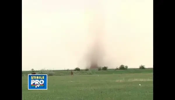 VIDEO. Imagini spectaculoase cu tornada care i-a speriat pe oamenii din Braila