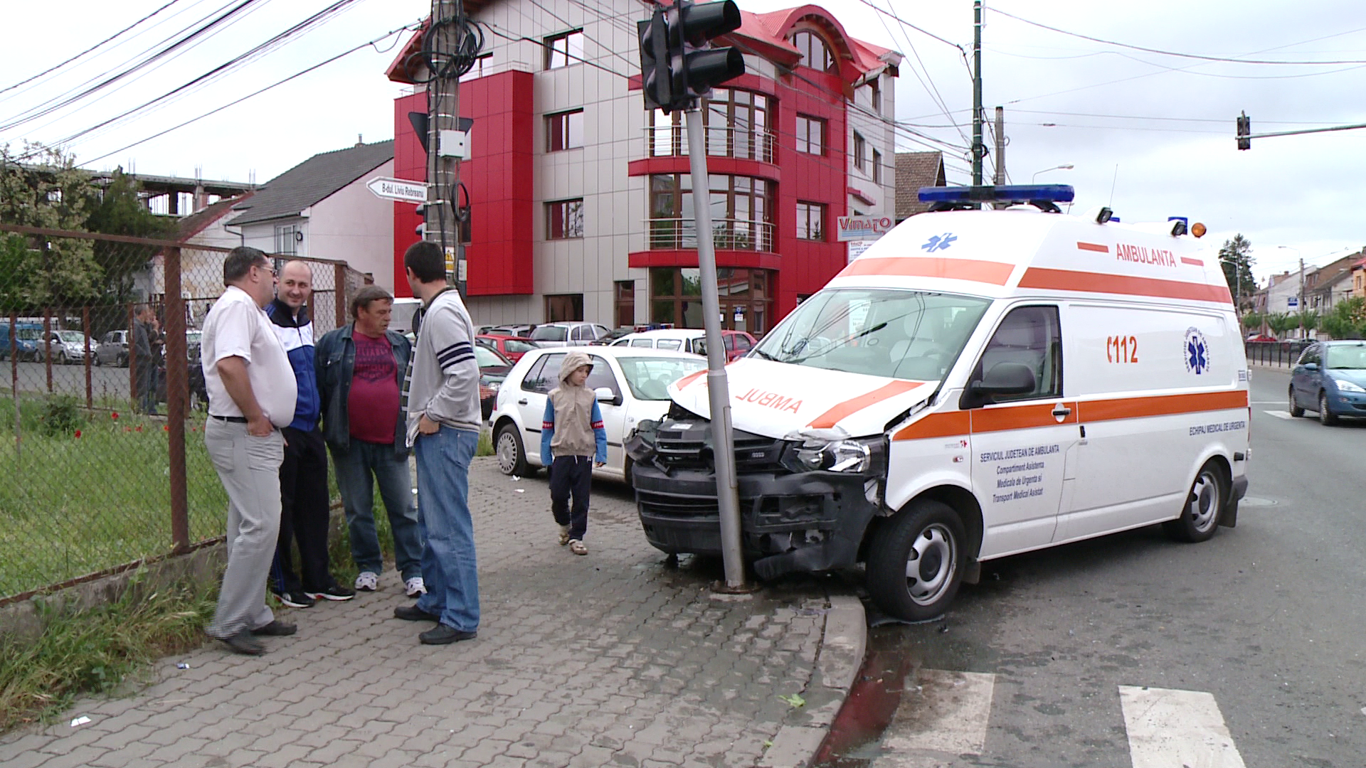 O ambulanta cu girofarurile si semnalele acustice in functiune, a fost lovita in plin de o masina