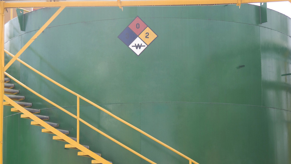 Sacrificiu suprem. Un muncitor a sarit intr-un cazan cu acid ca sa-si salveze colegul