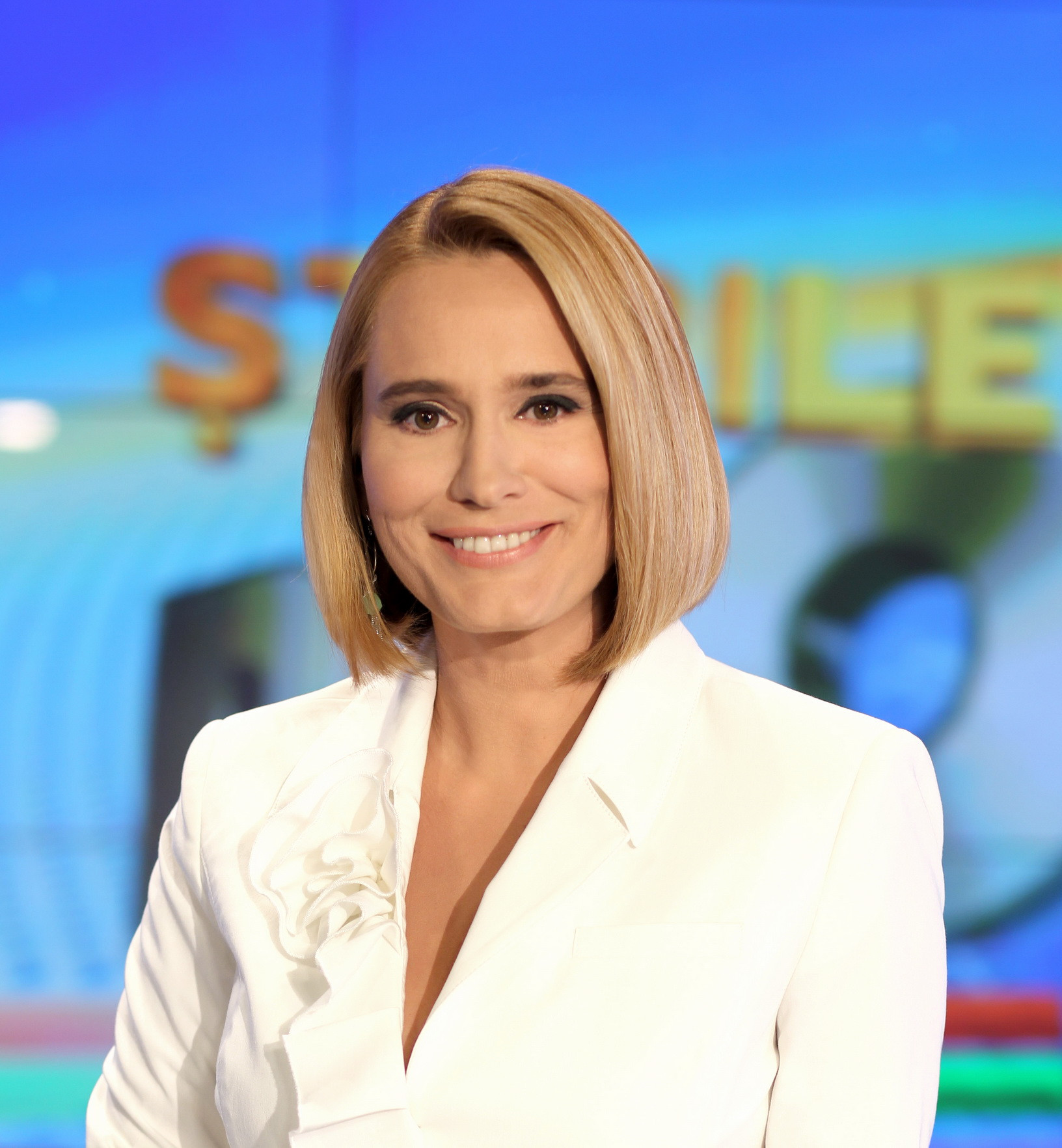 Lovitura de start a finalei se da la 19:00. Andreea Esca prezinta Stirile ProTV de pe National Arena