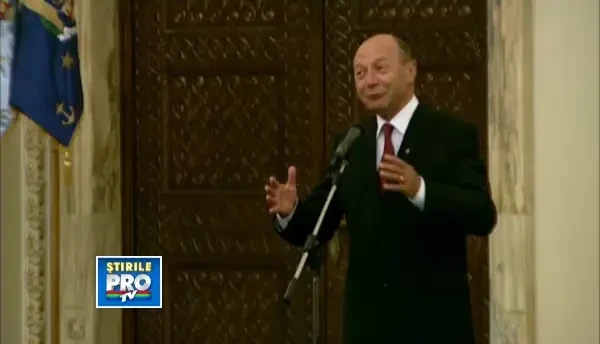 Basescu lui Ponta despre tinuta portocalie a Dacianei Sarbu: Cumva e ultimul pedelist care a ramas?