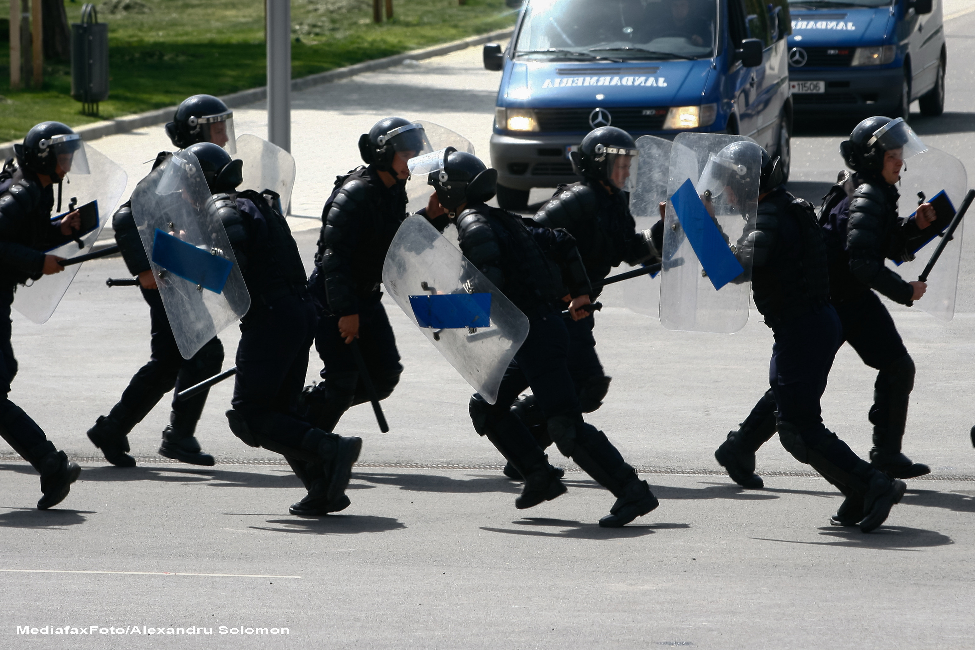 Jandarmi raniti in timpul interventiei la un miting electoral dintr-o comuna din Mehedinti